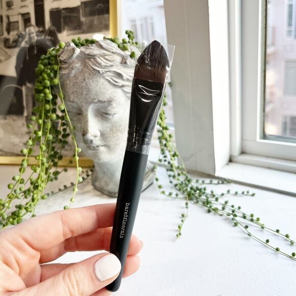 NEW BareMinerals Complexion Perfector Face Brush - Picture 1 of 4